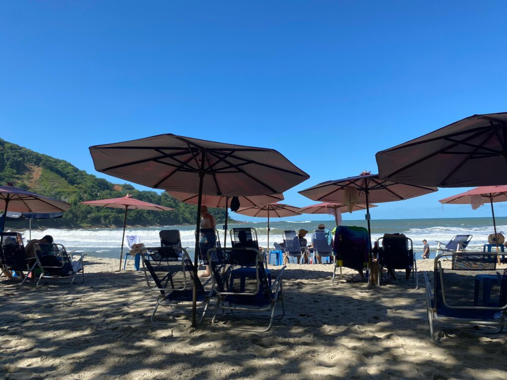 vista da praia de camburi com guarda-sol da pousada armação